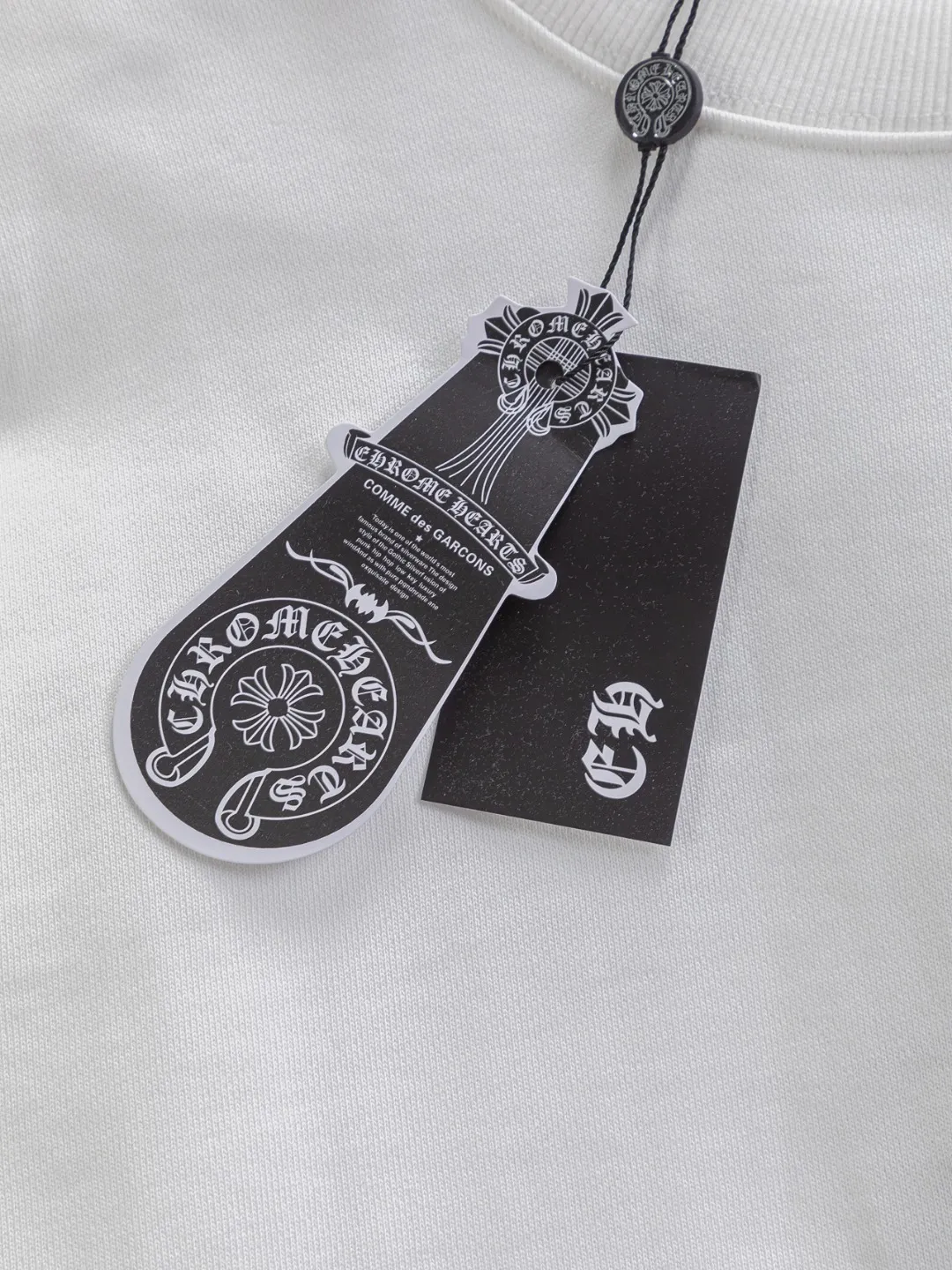 P240 Chrome Hearts CH Cross 25SS Autumn and Winter Sweatshirt Early Autumn Classic Colorful hand-painted horseshoe Sanskrit cross on the chest 🪡 embroidery Large logo on the back hand-painted horseshoe Sanskrit ✝️🪡 embroidery Round neck pullover sweatshirt, hot style coming, a style that both men and women like, same style for men and women, 100% chance of turning heads when you wear it when you go out! It’s all about being handsome. The designer’s classic sense is precisely grasped. The whole piece of clothing is heavy. Industrial washing process. Ready-made garments are dyed + sprayed for a horse effect. The double-wash process is very recognizable. It uses heavy washing to make it distressed. The edges of the patch are slightly rolled and naturally distressed. It has a three-dimensional sense of layering and a little damage. It is very visually lethal. It adheres to Kroxin's consistent rough style. The chest and back are large, and the horseshoe flower printed patch pattern is embroidered and decorated. It is also decorated with silver metal engraved distressed buttons. The classic elements full of brand recognition instantly enhance the overall sense of grade and specification. Its texture is quite high-end! The overall feeling is high-end, simple and elegant, with silver hardware accessories, a full set of customized accessories, and the pattern of the entire dress is all decorated with patchwork three-dimensional embroidery technology, which is the finishing touch of the entire dress. The design on the back is even more eye-catching! ! This full back is so cool, it’s full of design, and the overall upper body style highlights fashion and individuality. Wearing it together as a couple is even more popular on the street. I recommend the early autumn sweatshirt! ! The fabric is a unique 440g 100% cotton, which is skin-friendly, breathable, warm to the touch, firm in texture, and smooth in lines. It can be called a back killer, which has very strict requirements on craftsmanship and cost. The smooth neckline, flat cuffs and hems are large and tightly stitched, tight and orderly, and the details are perfect. The consistent OS version can be worn alone or layered. It is very casual, but very iconic! It is simply the flagship of high-end trendy brands and must be included in your wardrobe. It has the American fashion spirit of freedom and individuality, and is highly recognizable and stylized! Color: Black White Size: S-XL Size chart: S: Shoulder width 51-Bust 56-Length 69 M: Shoulder width 52.5-Bust 58-Length 71 L: Shoulder width 54-Bust 60-Length 73 XL: Shoulder width 55.5-Bust 62-Length 75